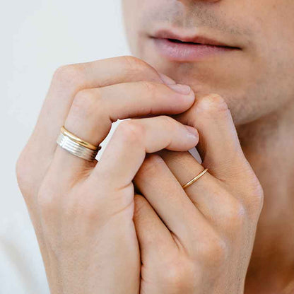Nachhaltiger Ring Bold Essentials von Maren Jewellery an einem Model