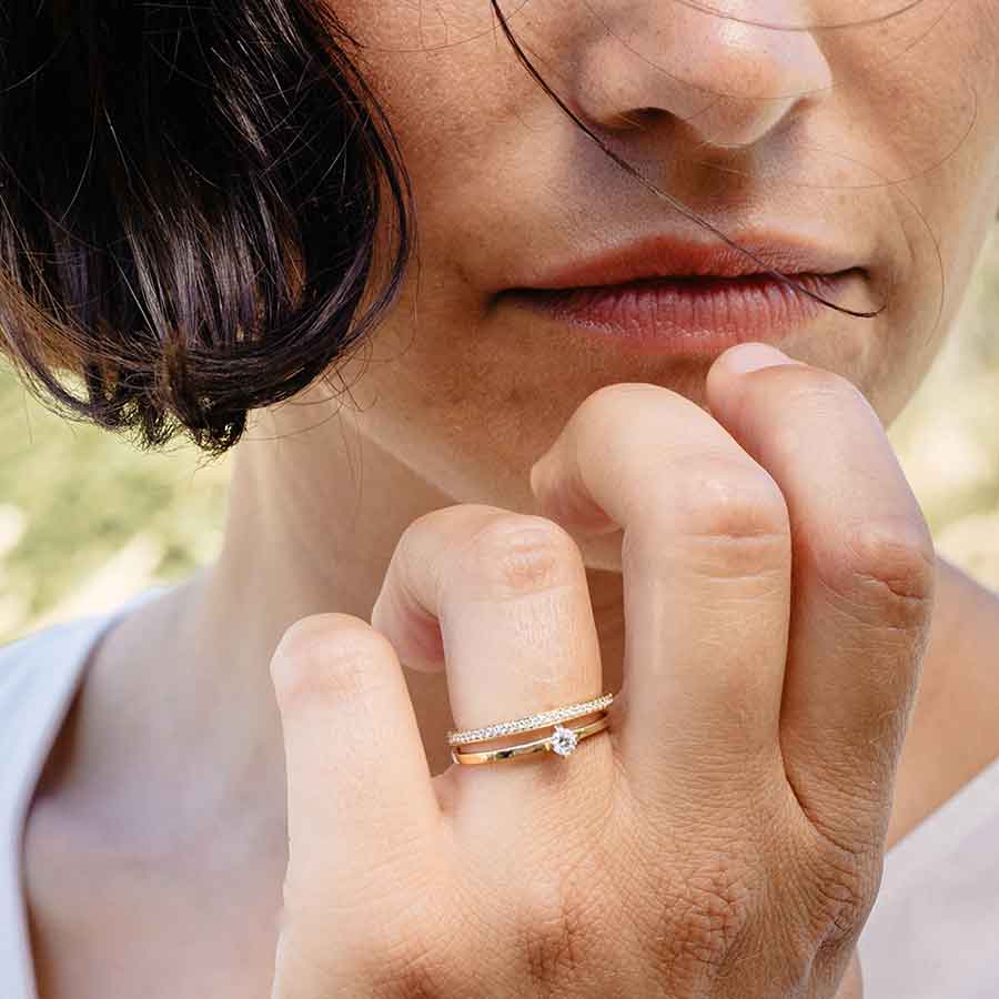  Wilderness Eternity Ring als Vorsteckring an Finger