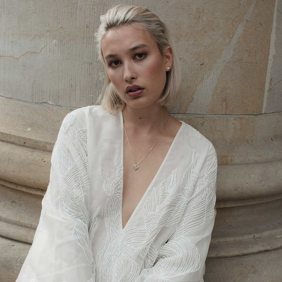 Model trägt mindful love Anhänger aus nachhaltigem Gold