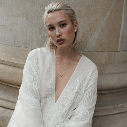 Model trägt mindful love Anhänger aus nachhaltigem Gold