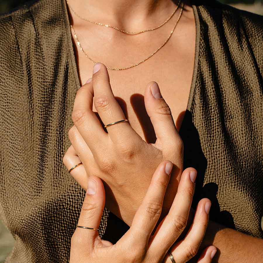 Nachhaltige Essentials Kette von Maren Jewellery an einem Model