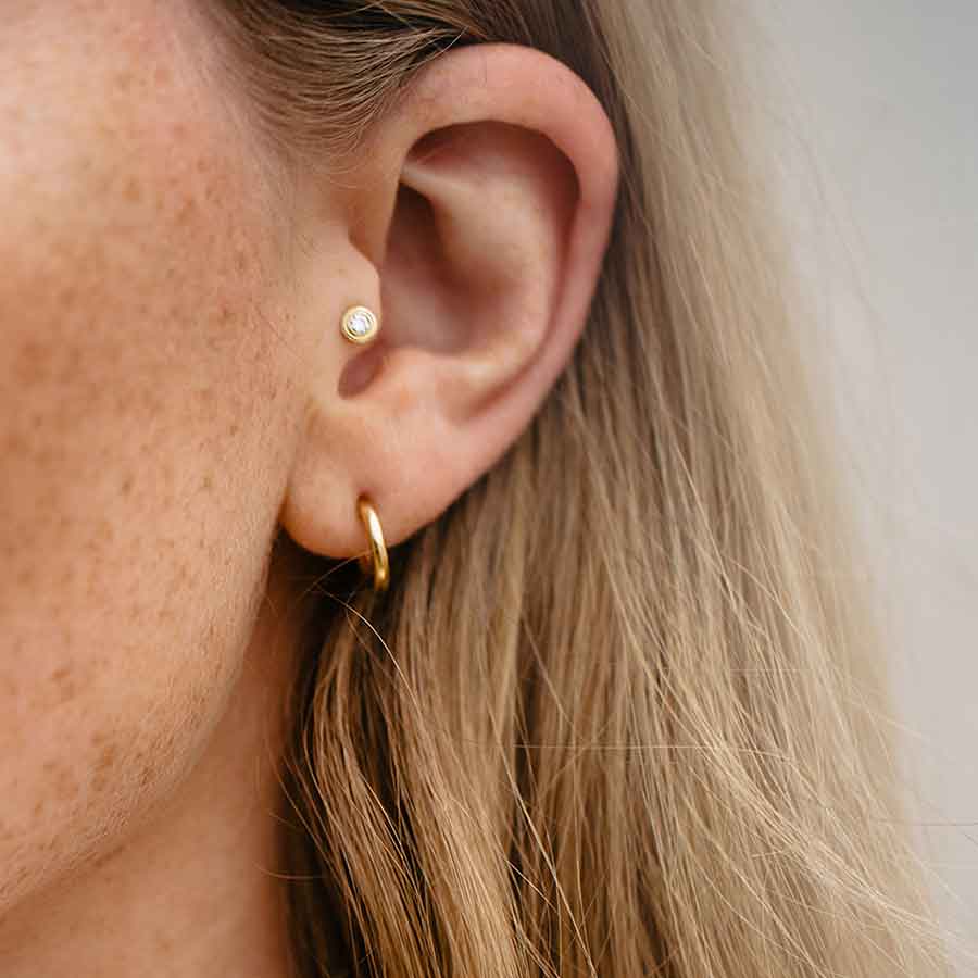 Nachhaltige Essentials Ohrringe von Maren Jewellery an einem Model